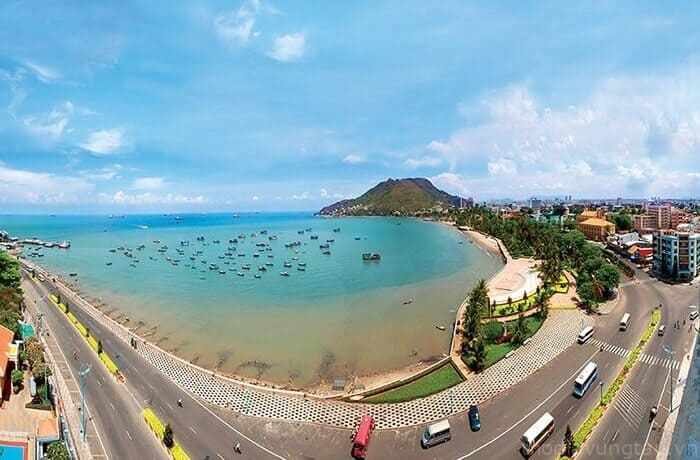 Bãi Trước (hay bãi Tầm Dương) là 1 trong 2 bãi biển đẹp nhất của Vũng Tàu hiện nay.